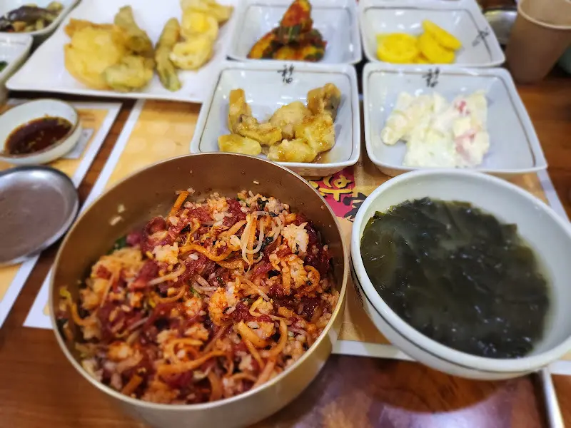 다채로운 밑반찬과 비빔밥