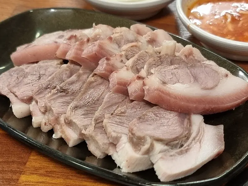 푸짐한 닭한마리칼국수 한상차림