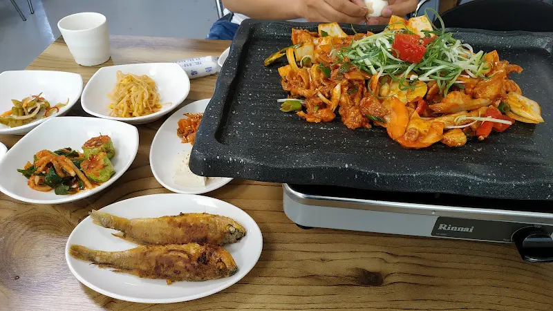 다채로운 밑반찬과 구워지고 있는 삼겹살