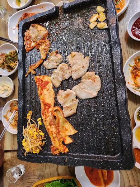 불판 위의 삼겹살과 김치