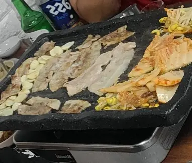 구워진 삼겹살, 김치, 마늘, 콩나물