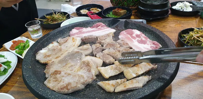 불판 위에 올려진 삼겹살