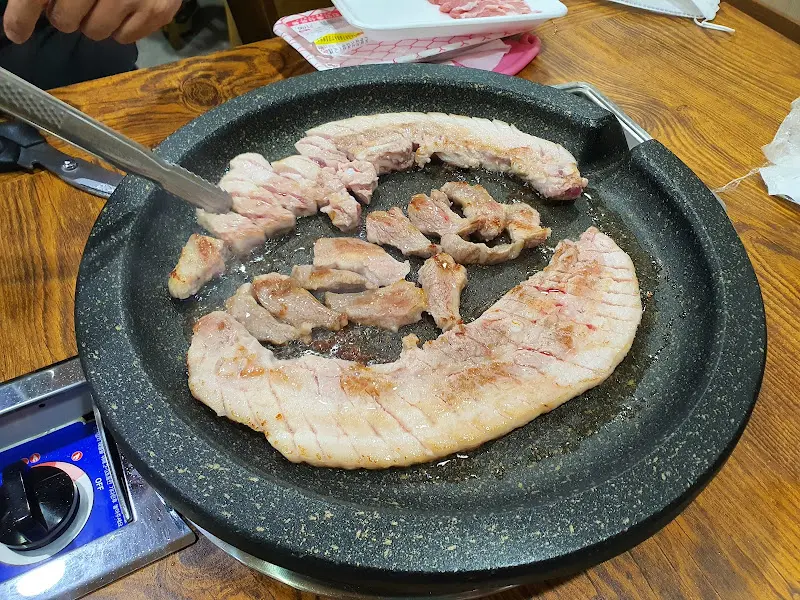 맛있게 구워진 삼겹살