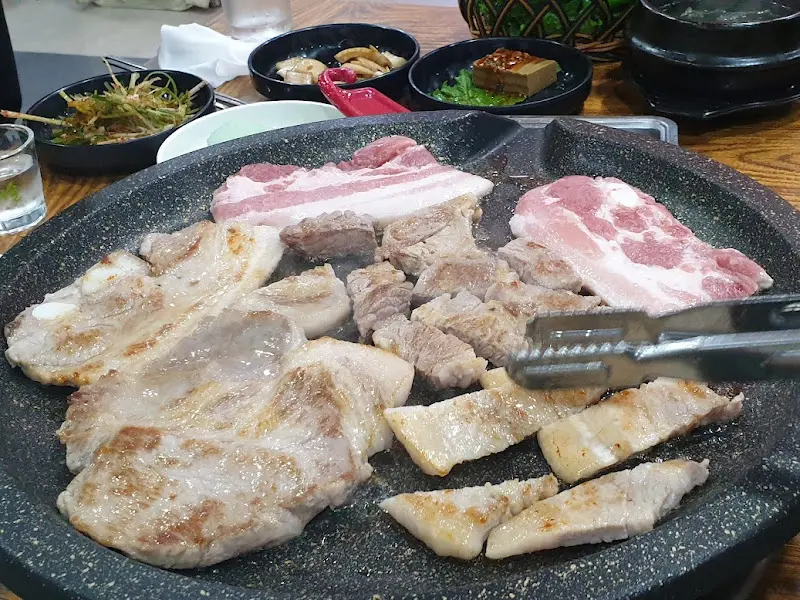 불판 위에서 익어가는 삼겹살