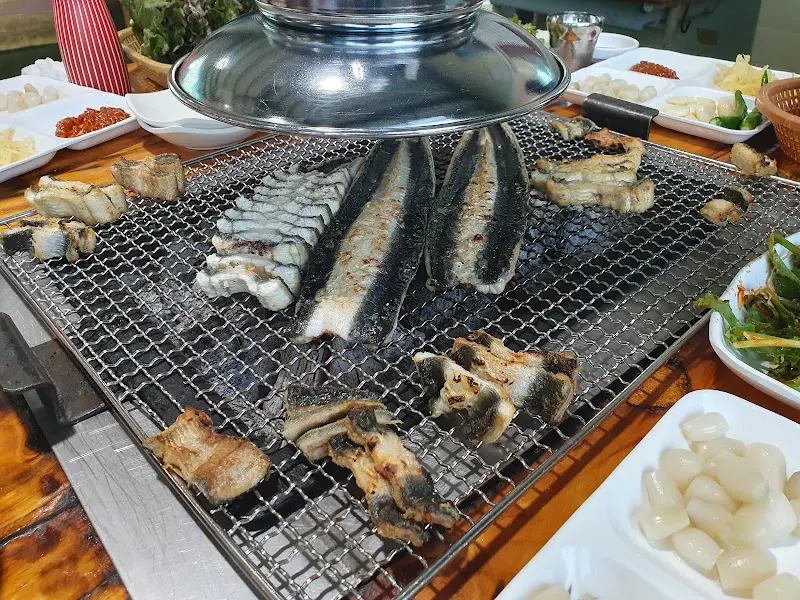 숯불 위에서 구워지는 장어