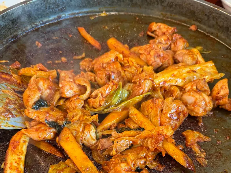 붉은 양념에 버무려진 닭갈비가 철판 위에서 익어가는 모습