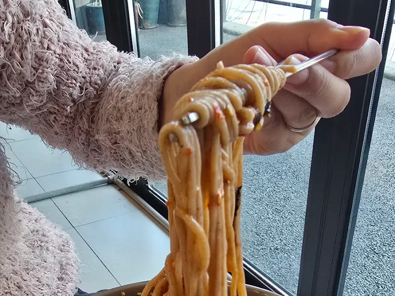 젓가락으로 들어올린 막국수 면발