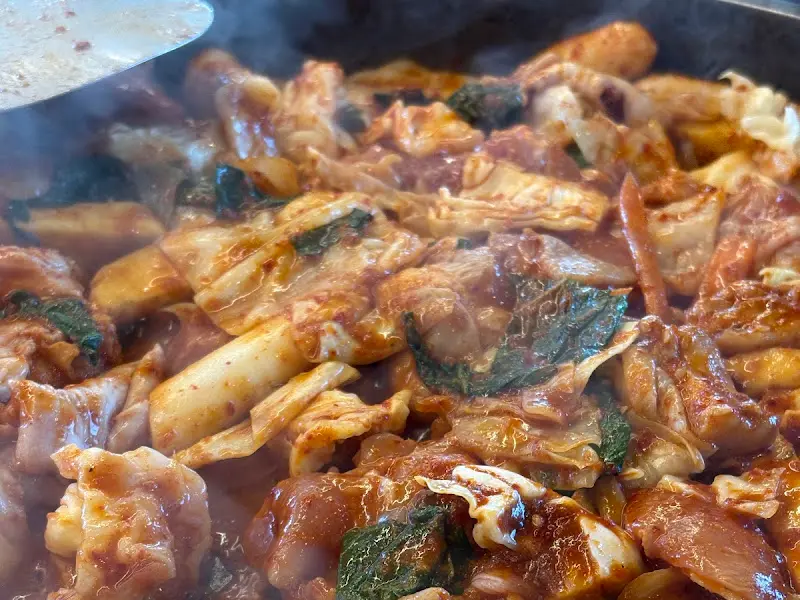 닭갈비가 익어가는 모습