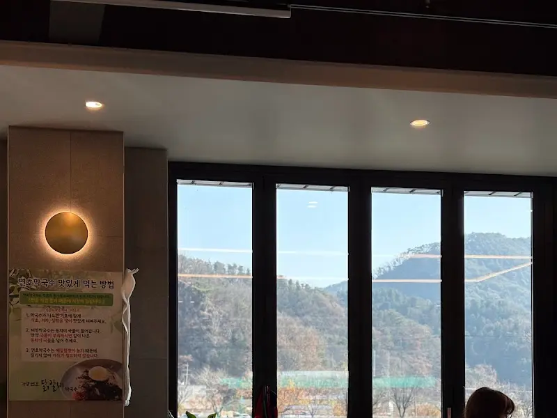 식당 내부에서 보이는 풍경