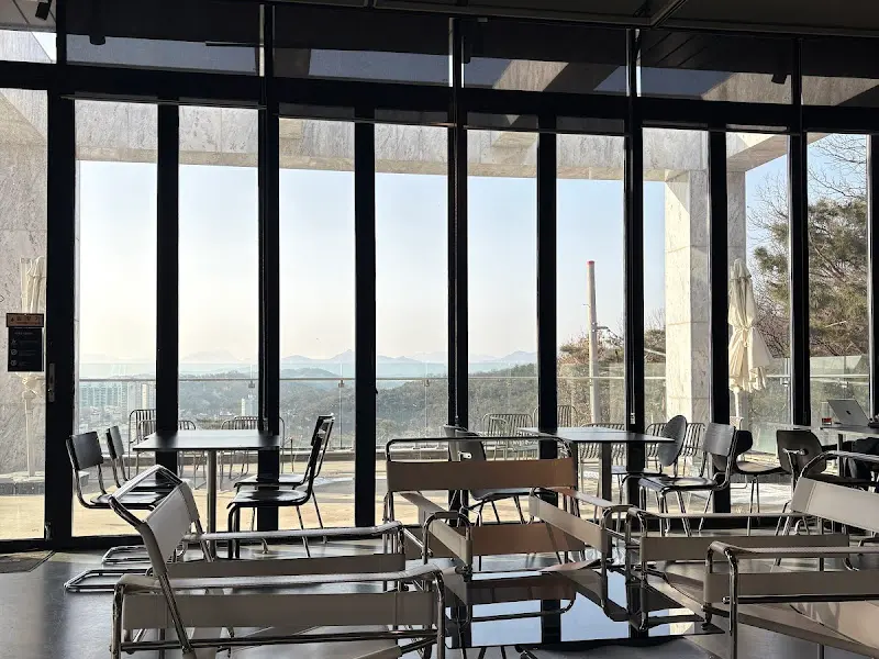 키스톤 스피시즈의 넓은 창가 좌석