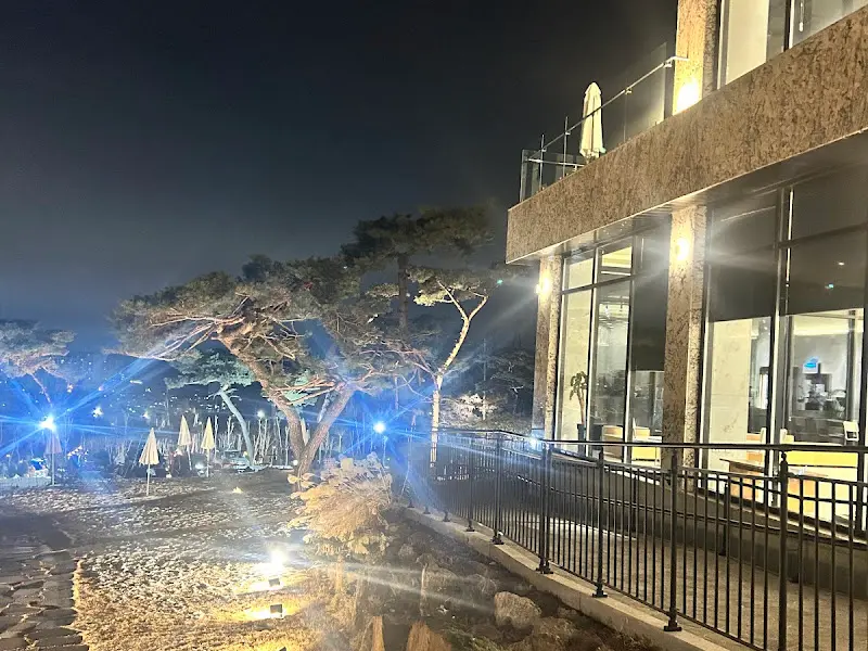 밤에 조명이 켜진 키스톤 스피시즈의 외부 모습