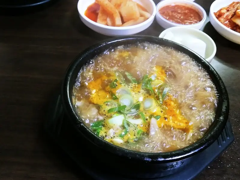 다진 양념을 넣어 얼큰하게 즐기는 순대국밥