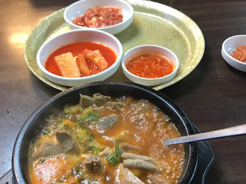 테이블에 놓인 양념통