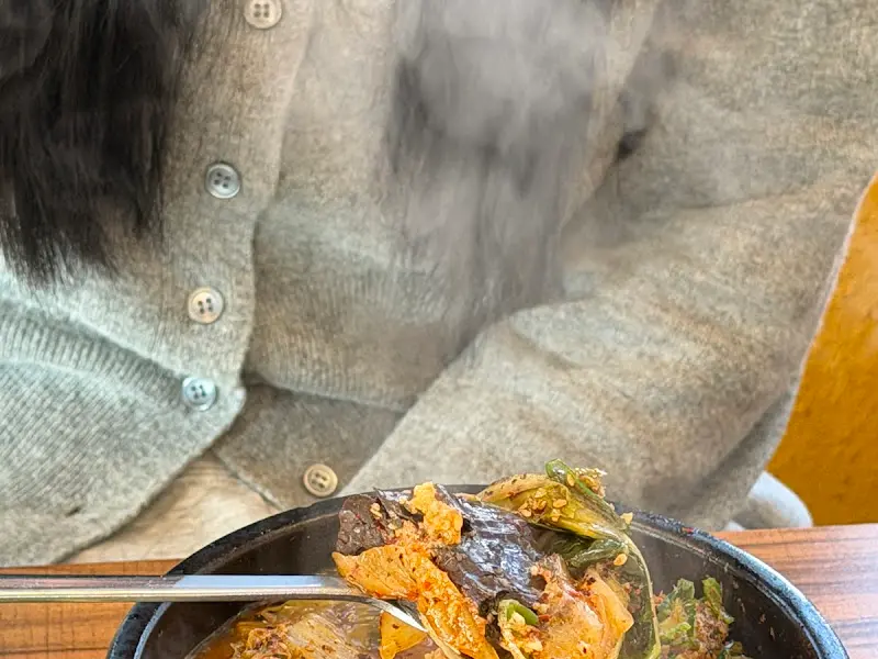 얼큰선지해장국이 담긴 뚝배기에서 피어오르는 김