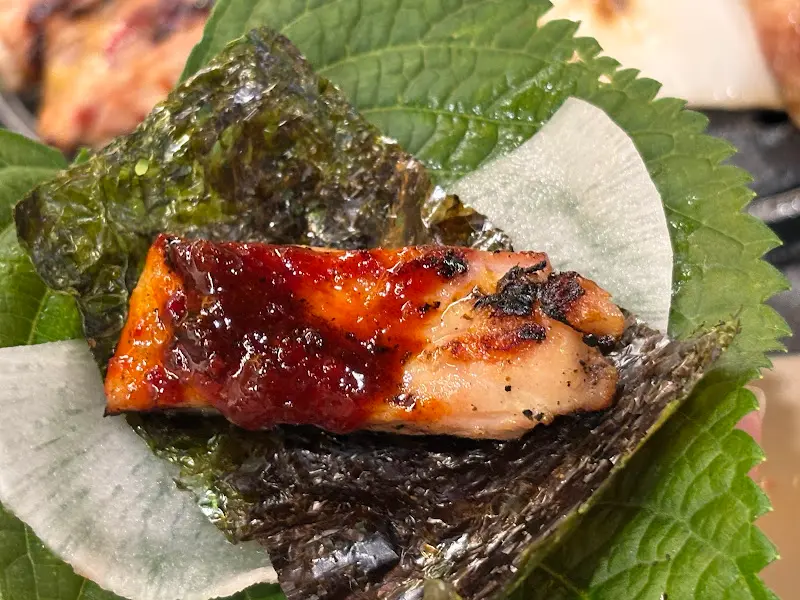 닭갈비를 김에 싸 먹는 모습