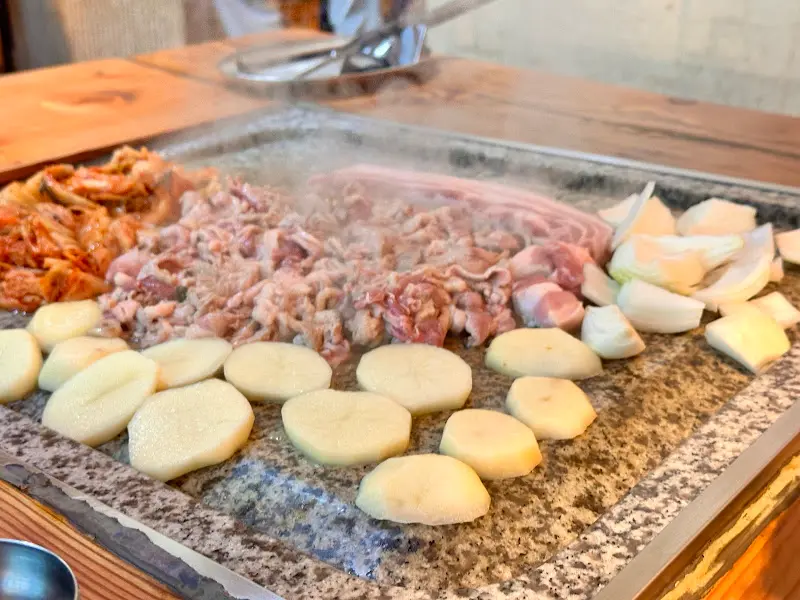 돌판 위 삼겹살과 오리고기