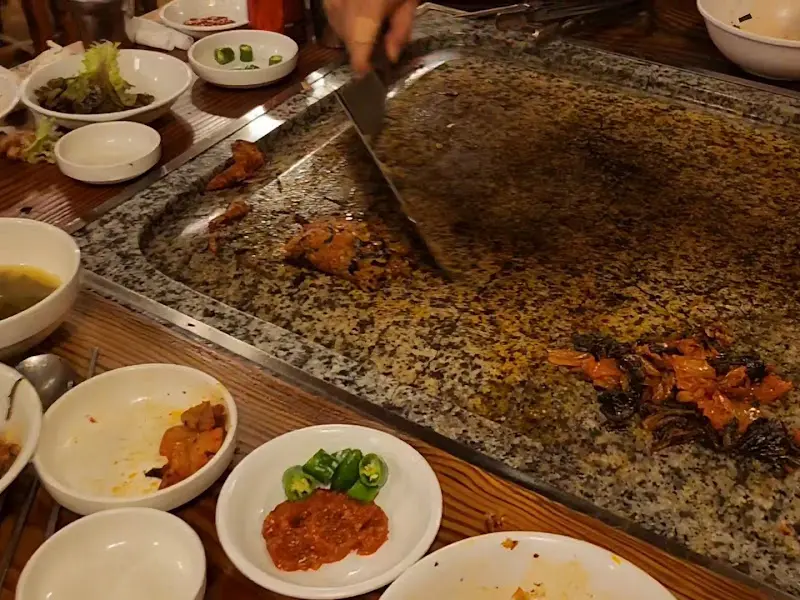 돌판 위 고기 굽는 모습