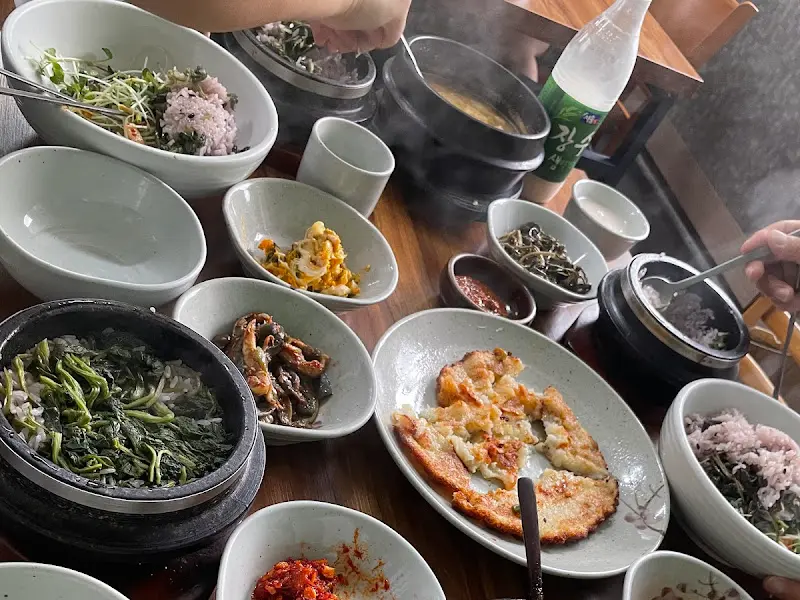 노릇하게 구워진 감자전