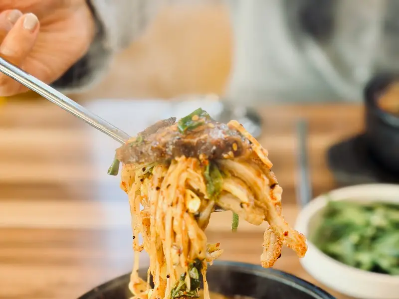 숟가락으로 들어올린 해장국 건더기