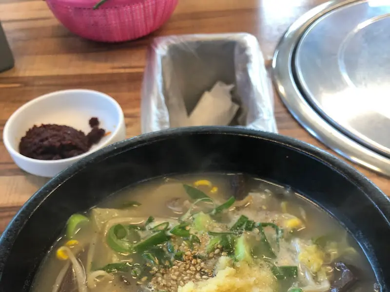 테이블 위에 놓인 해장국과 깍두기