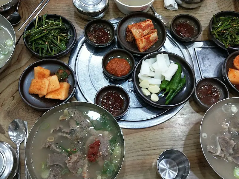 갈비탕과 반찬 세팅