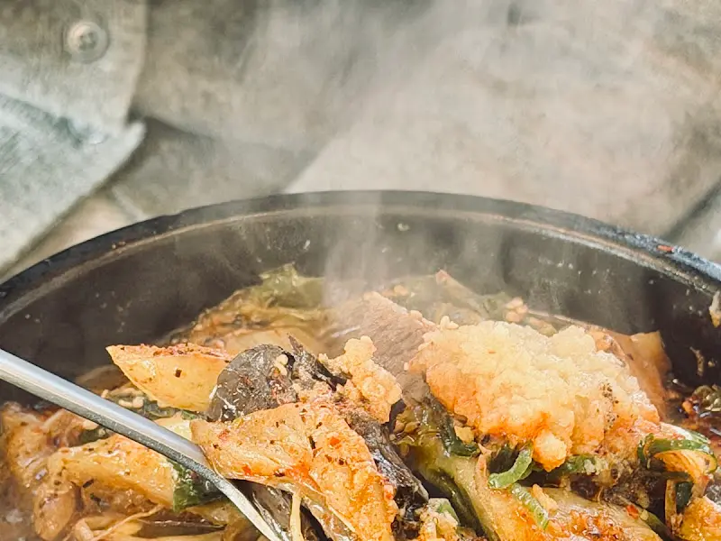 뚝배기 가득 담긴 해장국