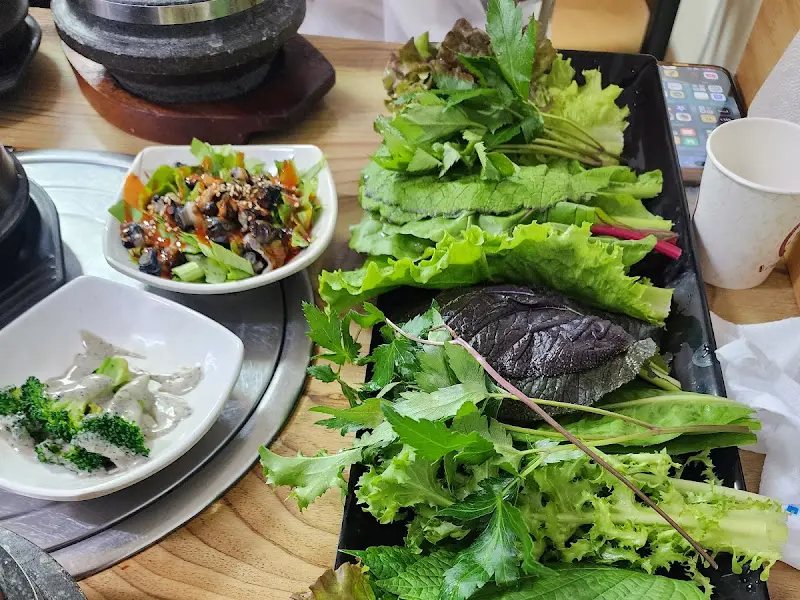 돌솥밥과 쌈 채소