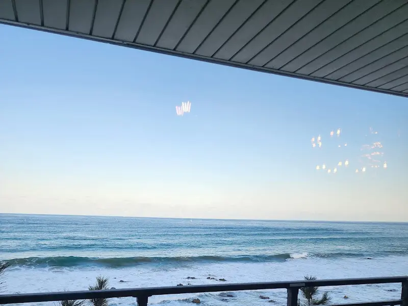 넓은 창으로 보이는 푸른 바다