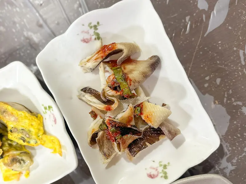 정갈하게 담겨 나온 해산물 스끼다시