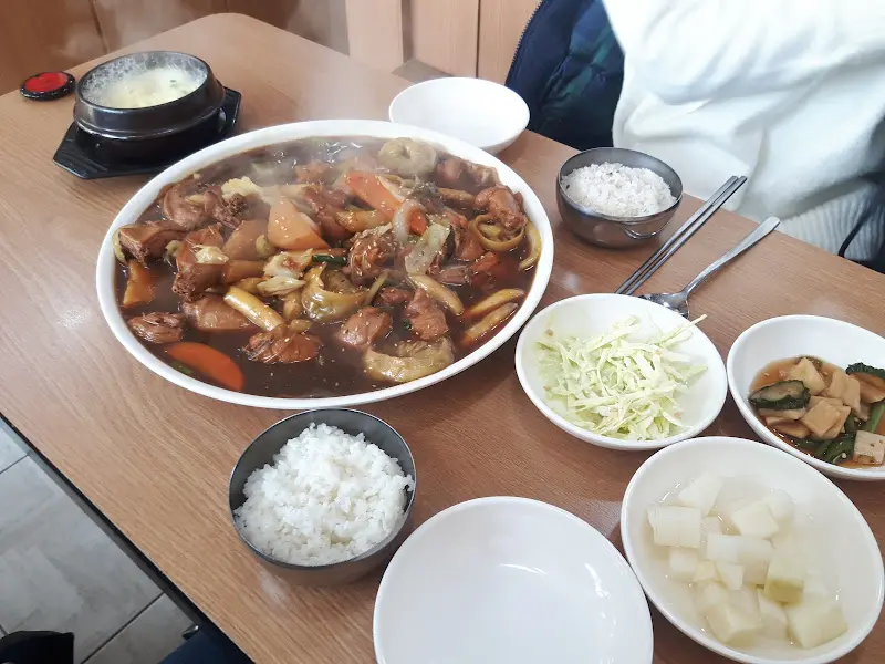 한 상 가득 차려진 찜닭