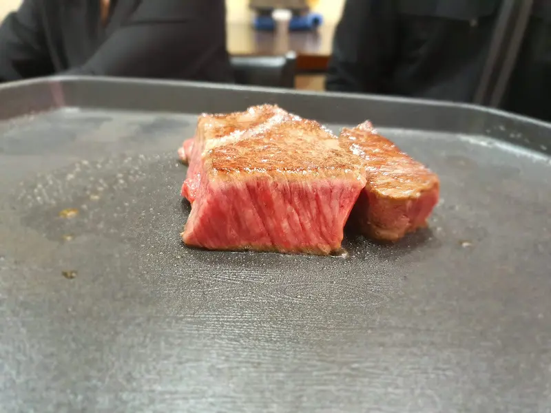 미디엄 레어로 익어가는 한우