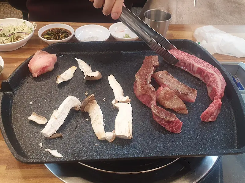 버섯과 함께 구워 먹는 한우