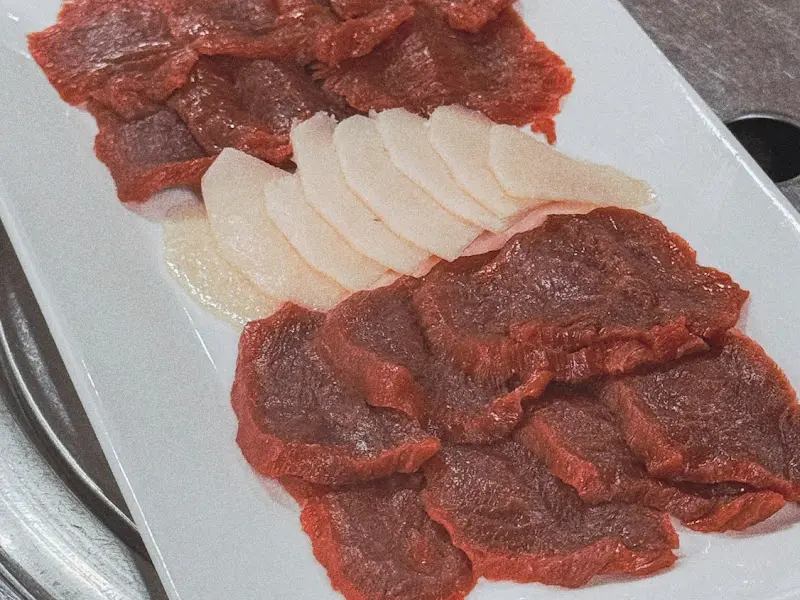 윤기가 흐르는 말고기 사시미