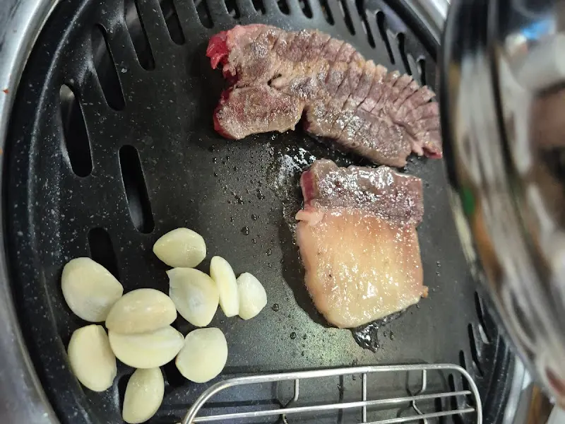 숯불 위에서 맛있게 익어가는 말고기