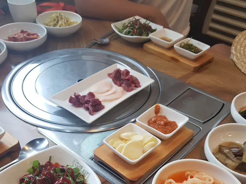 정갈하게 차려진 밑반찬들