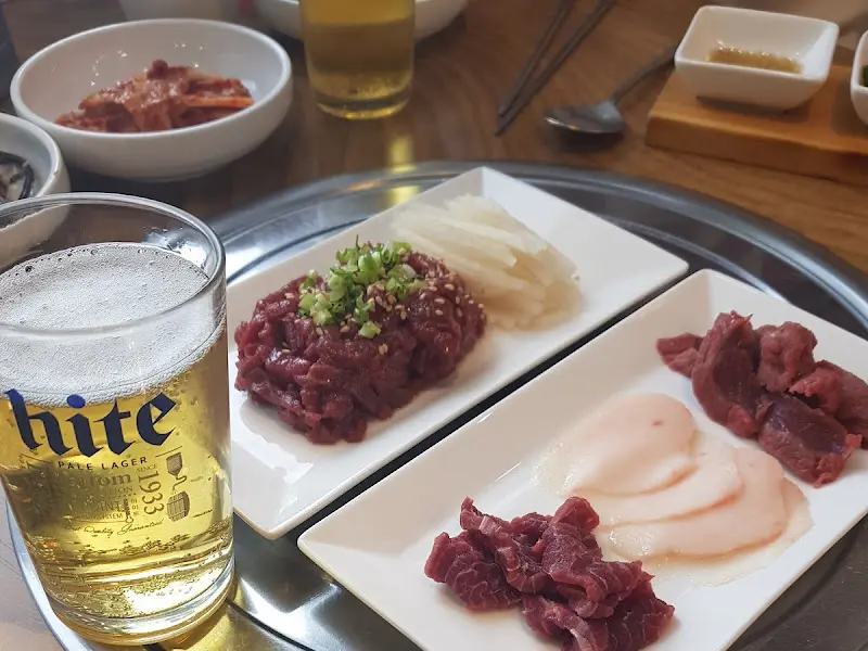 말고기 육회와 사시미, 그리고 시원한 맥주 한 잔