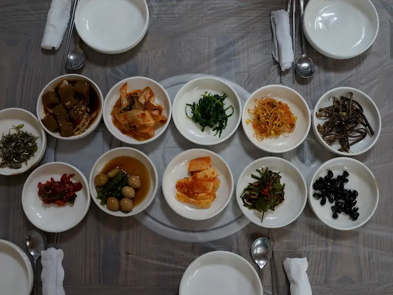 다채로운 밑반찬이 정갈하게 담겨 나온 모습