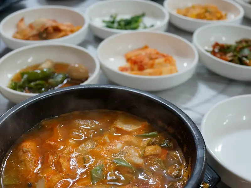 애호박찌개가 뚝배기에 담겨 보글보글 끓고 있는 모습