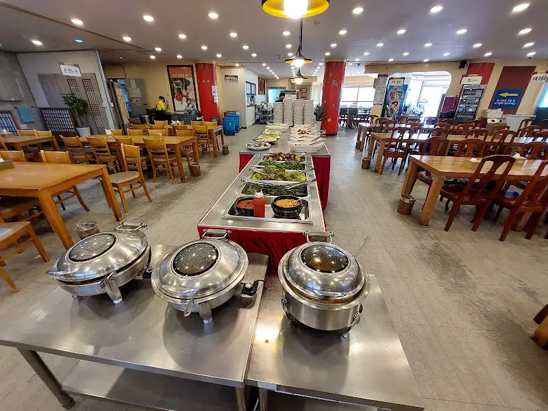 넓은 식당 내부