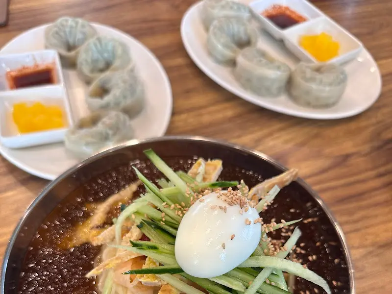 밀면과 만두 전체샷