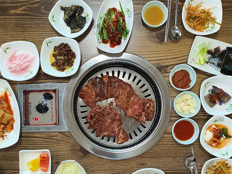 숯불 위에 구워지는 돼지갈비