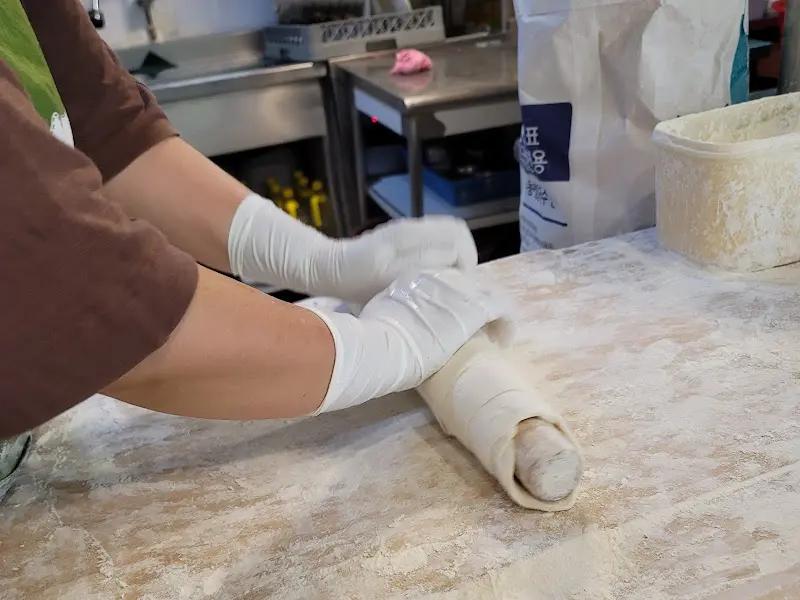칼국수 면을 밀고 있는 모습