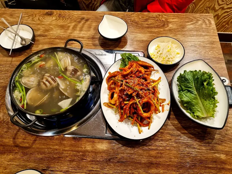 오징어볶음과 조개탕 세트