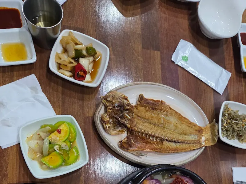 옥돔구이와 다양한 반찬