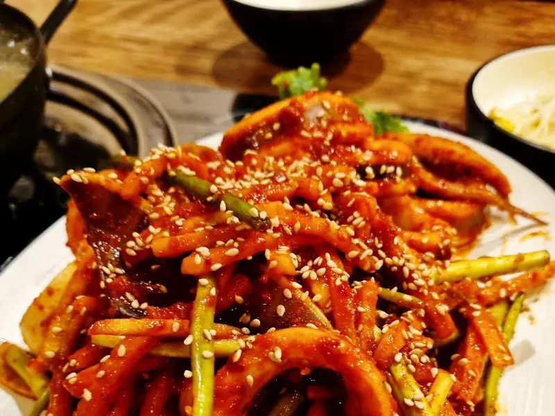 윤기가 자르르 흐르는 오징어볶음