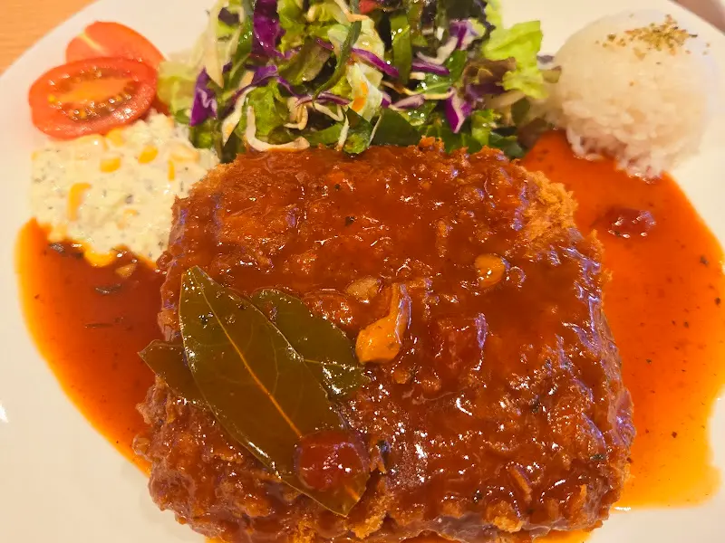 소스가 뿌려진 돈가스