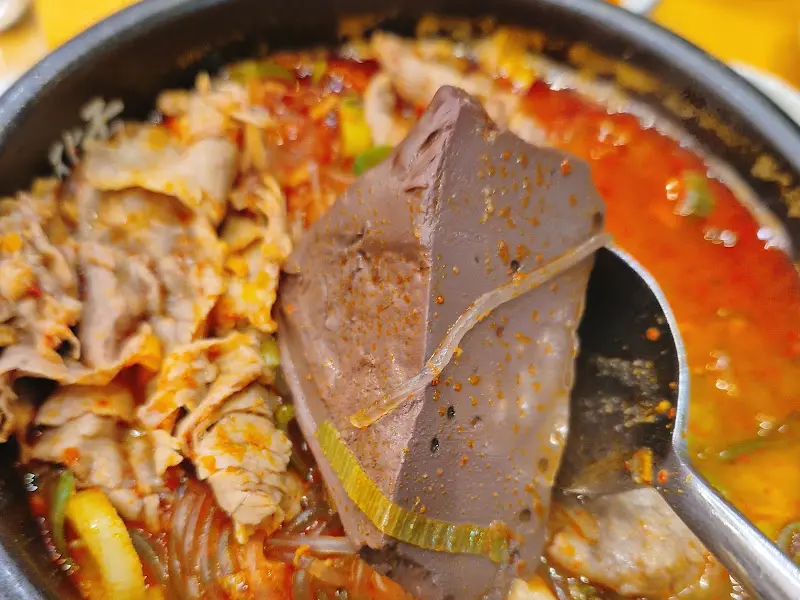 선지와 고기가 푸짐하게 들어간 해장국