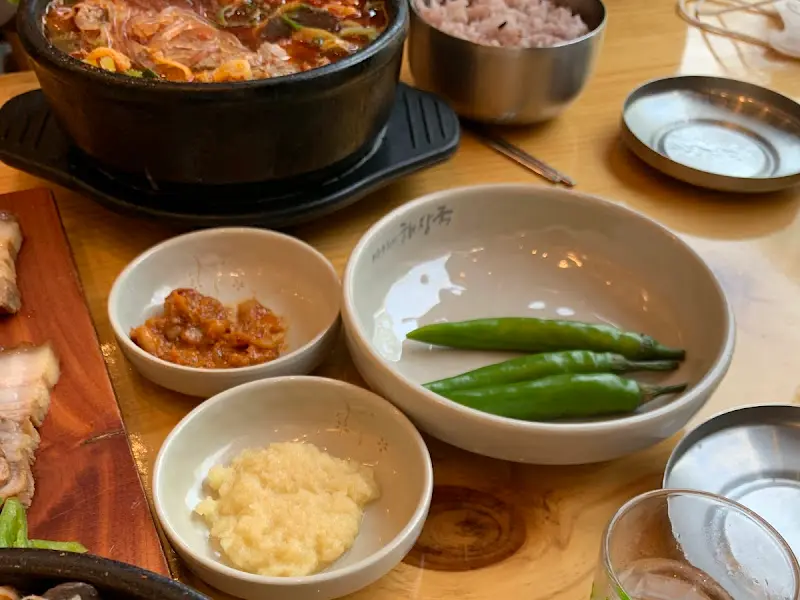 해장국과 곁들여 먹는 풋고추