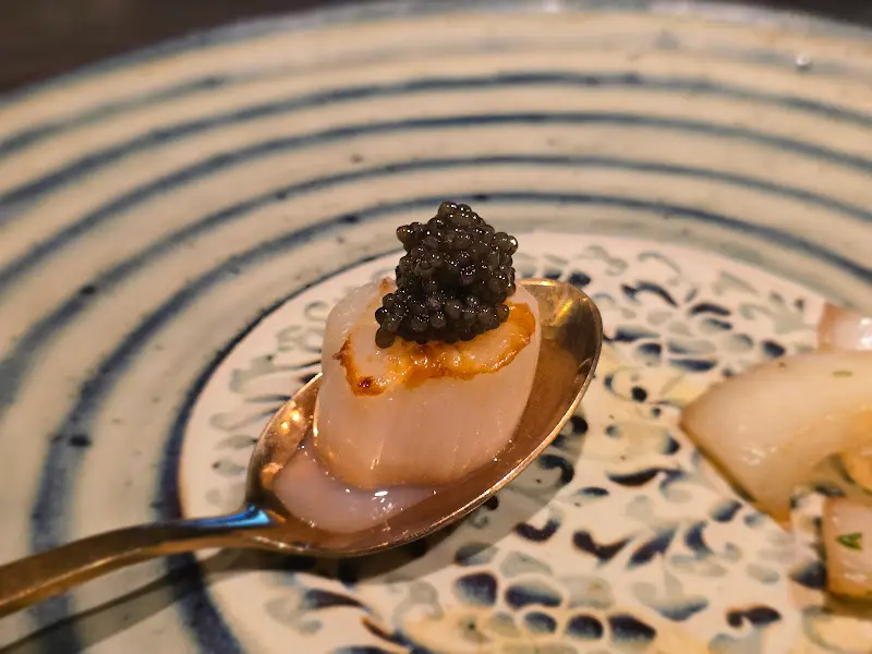 가리비 관자와 캐비어