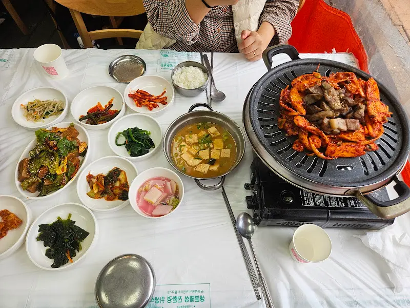 푸짐하게 차려진 더덕 돼지구이 정식 한 상